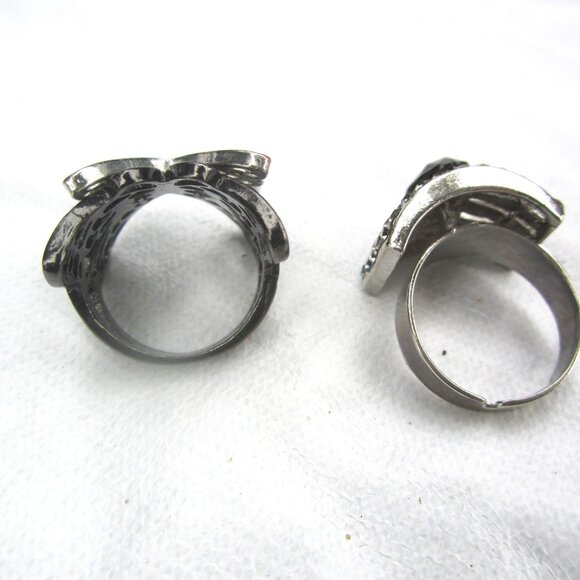VTG PAIR OF RINGS, SILVERTONE 1 BUTTERFLY 1 BLACK STONE CENTER W/CLEAR CRYSTALS - Picture 3 of 5